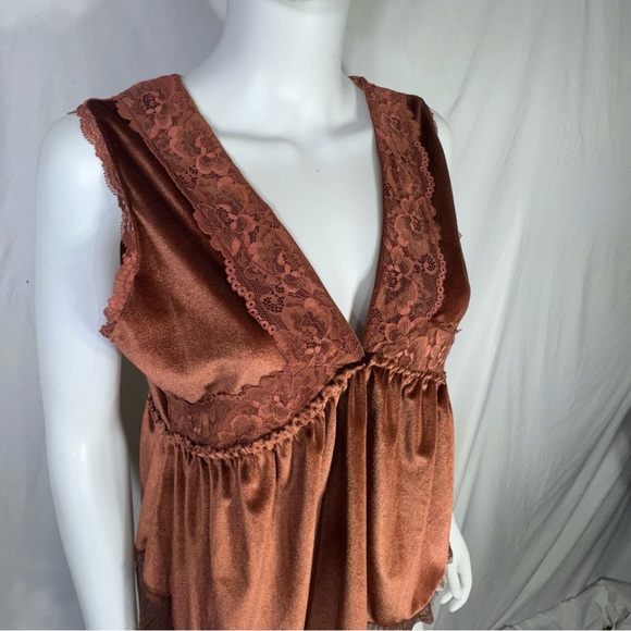 Women’s Velour &  Lace Sleeveless Plunging  V-Neck Open Back Top - Picture 2 of 6